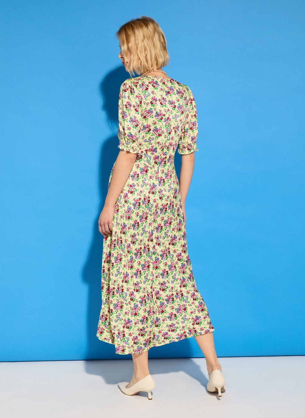 RENT - Lottie Satin Midi Tea Dress - Butter Floral Baukjen