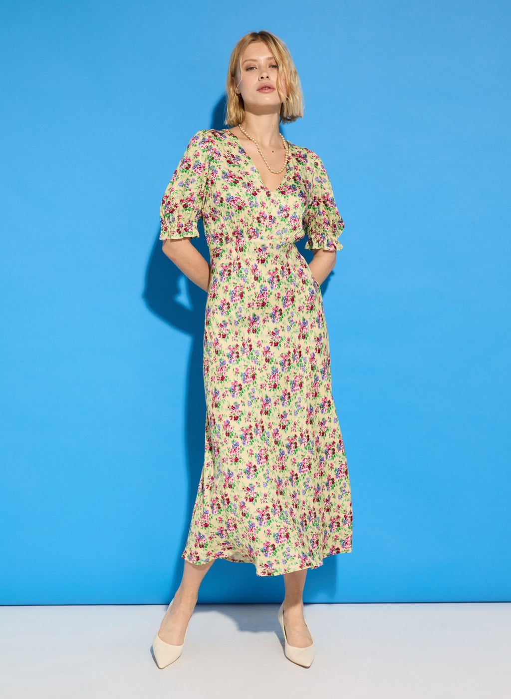 RENT - Lottie Satin Midi Tea Dress - Butter Floral Baukjen
