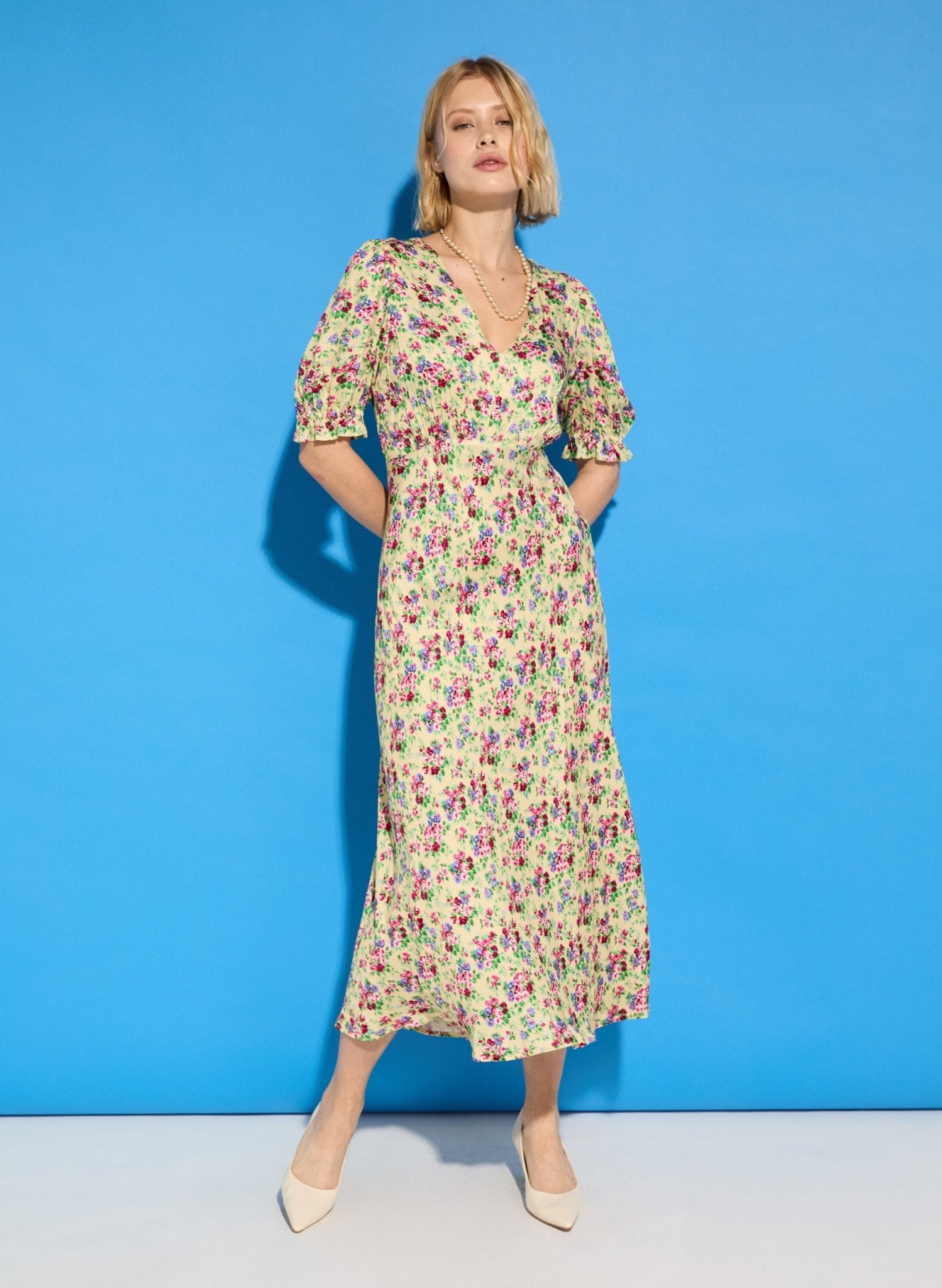 RENT - Lottie Satin Midi Tea Dress - Butter Floral Baukjen
