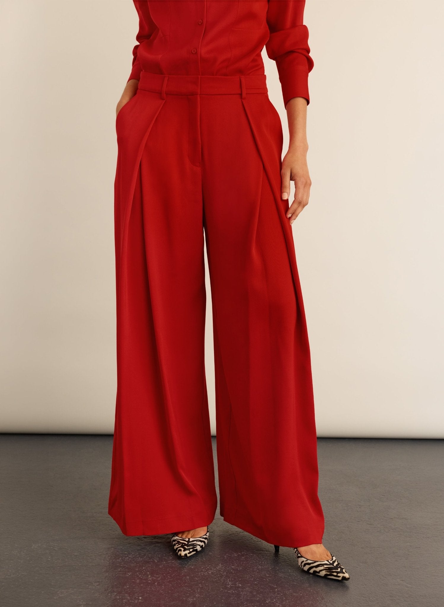 Safie Palazzo Sateen Trousers - Crimson Red Baukjen