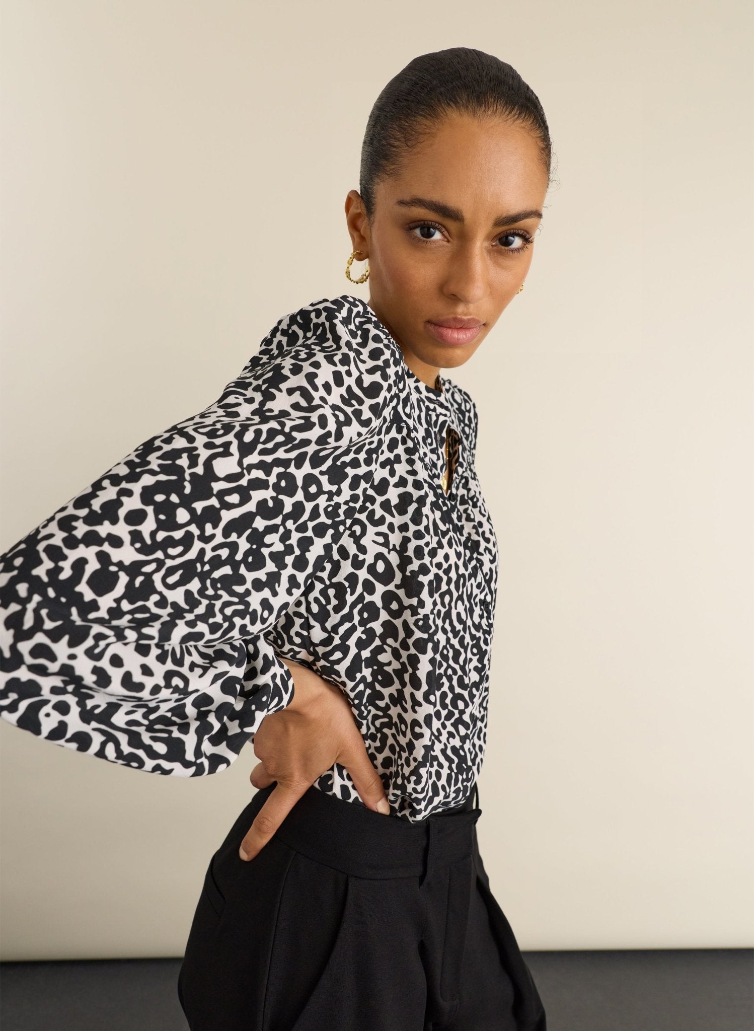 Sam Button Down Blouse - Black & White Leopard Baukjen