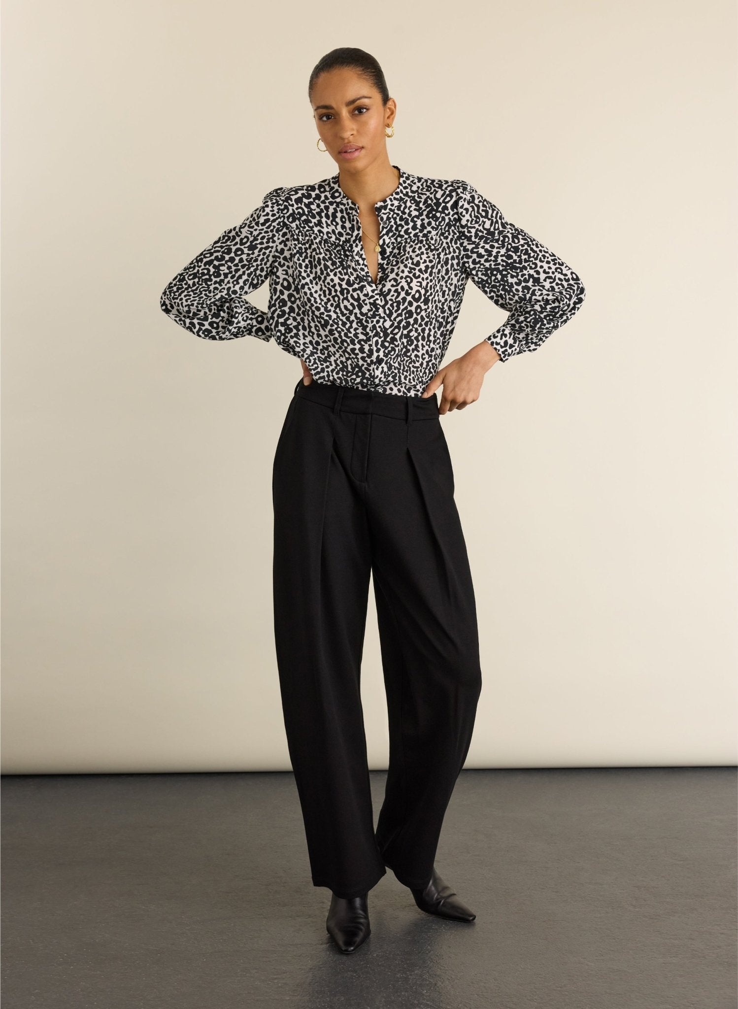 Sam Button Down Blouse - Black & White Leopard Baukjen