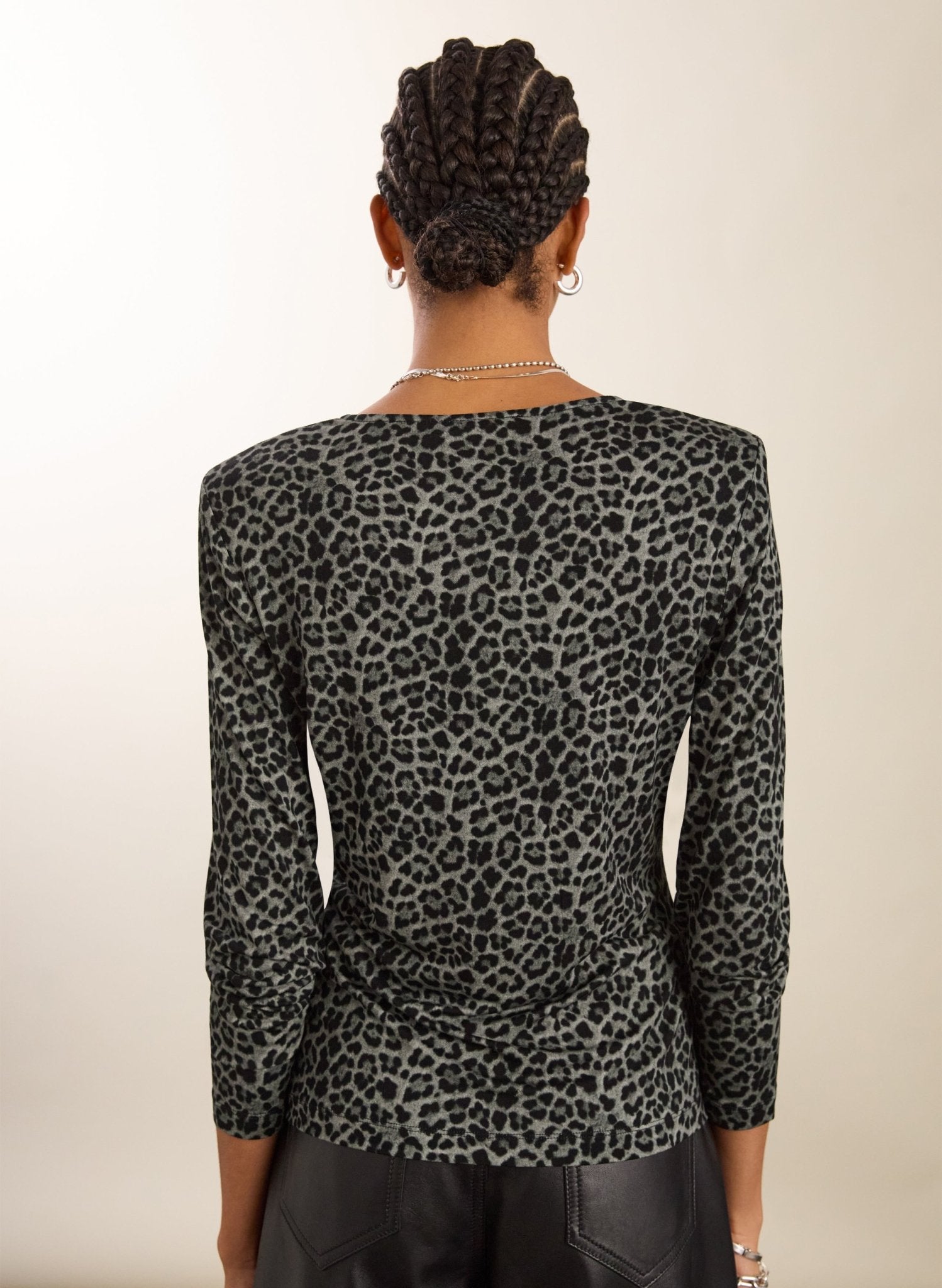 Shae Printed Jersey Crew Neck Top - Steel Leopard Baukjen