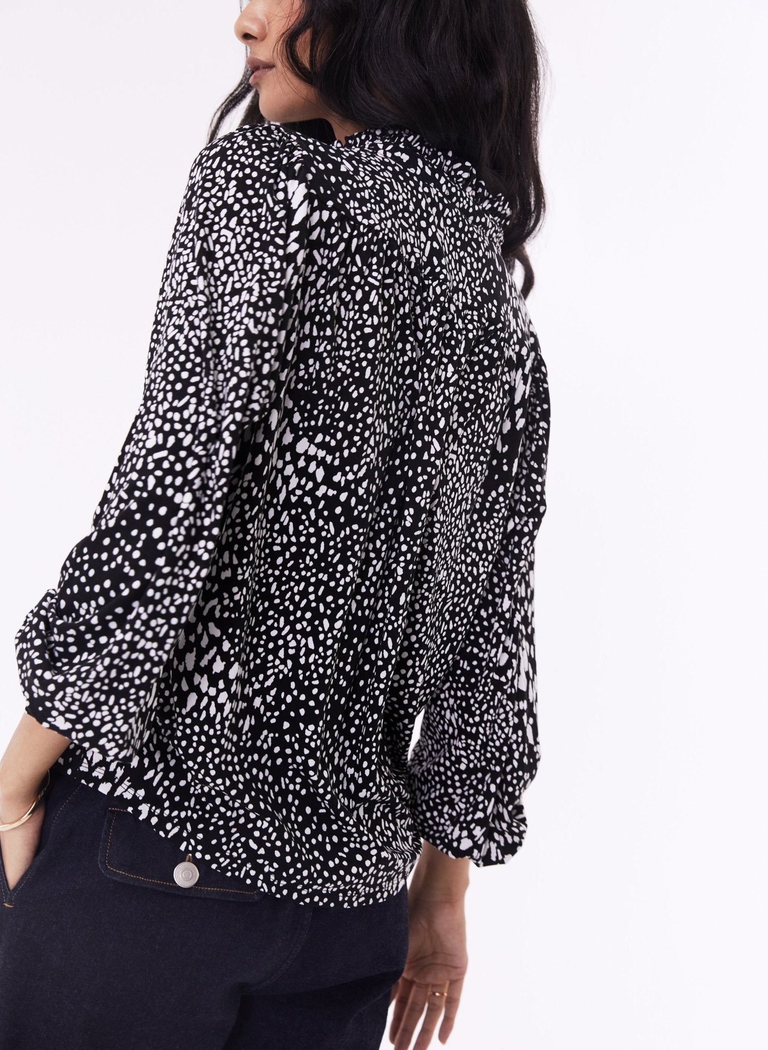 Shirley Blouse with LENZING™ ECOVERO™ - Black Texture Spot Baukjen