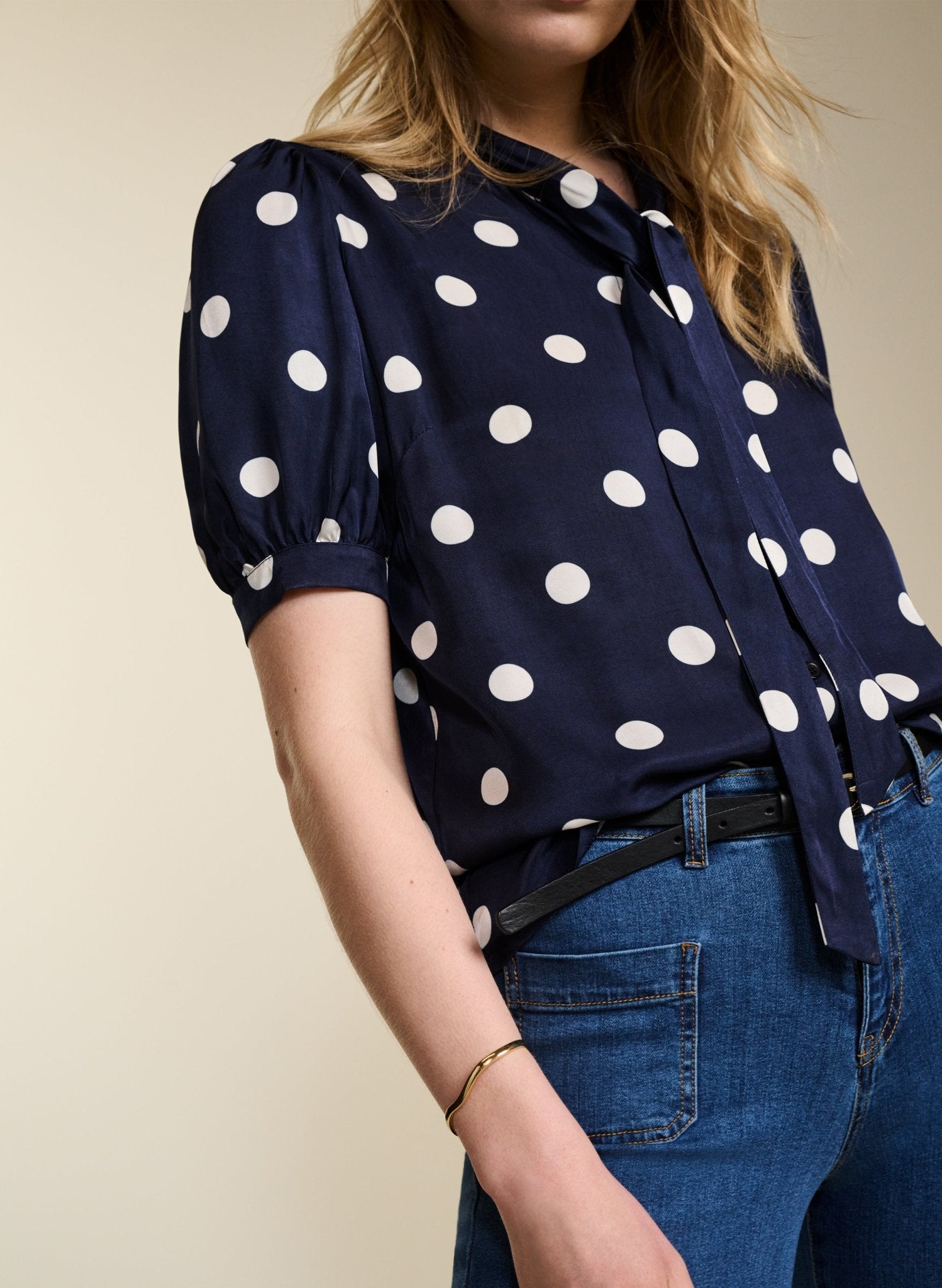 Violette Satin Blouse - Navy Big Polka Baukjen