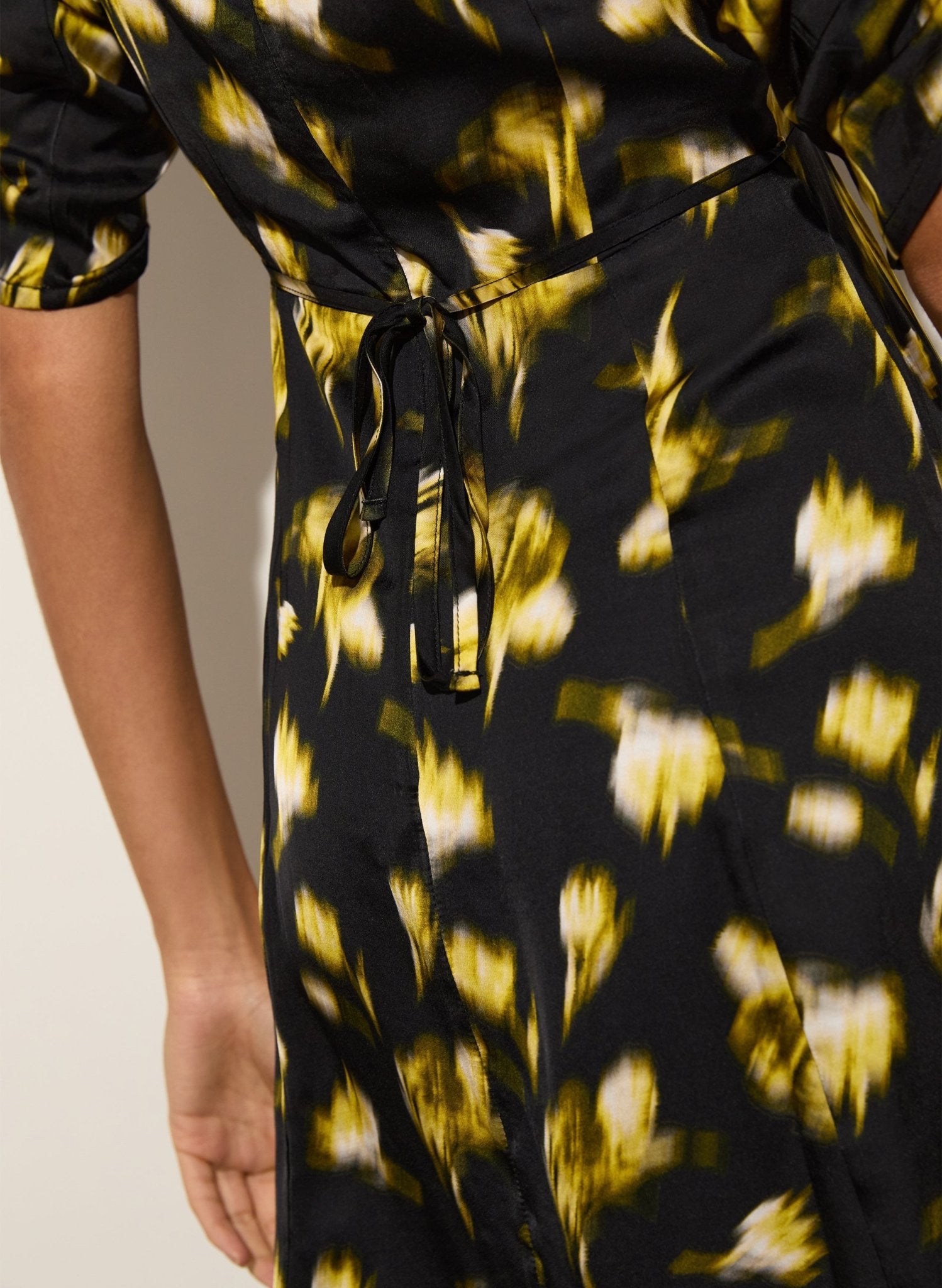 Winnie Dress - Black Blurred Floral Baukjen