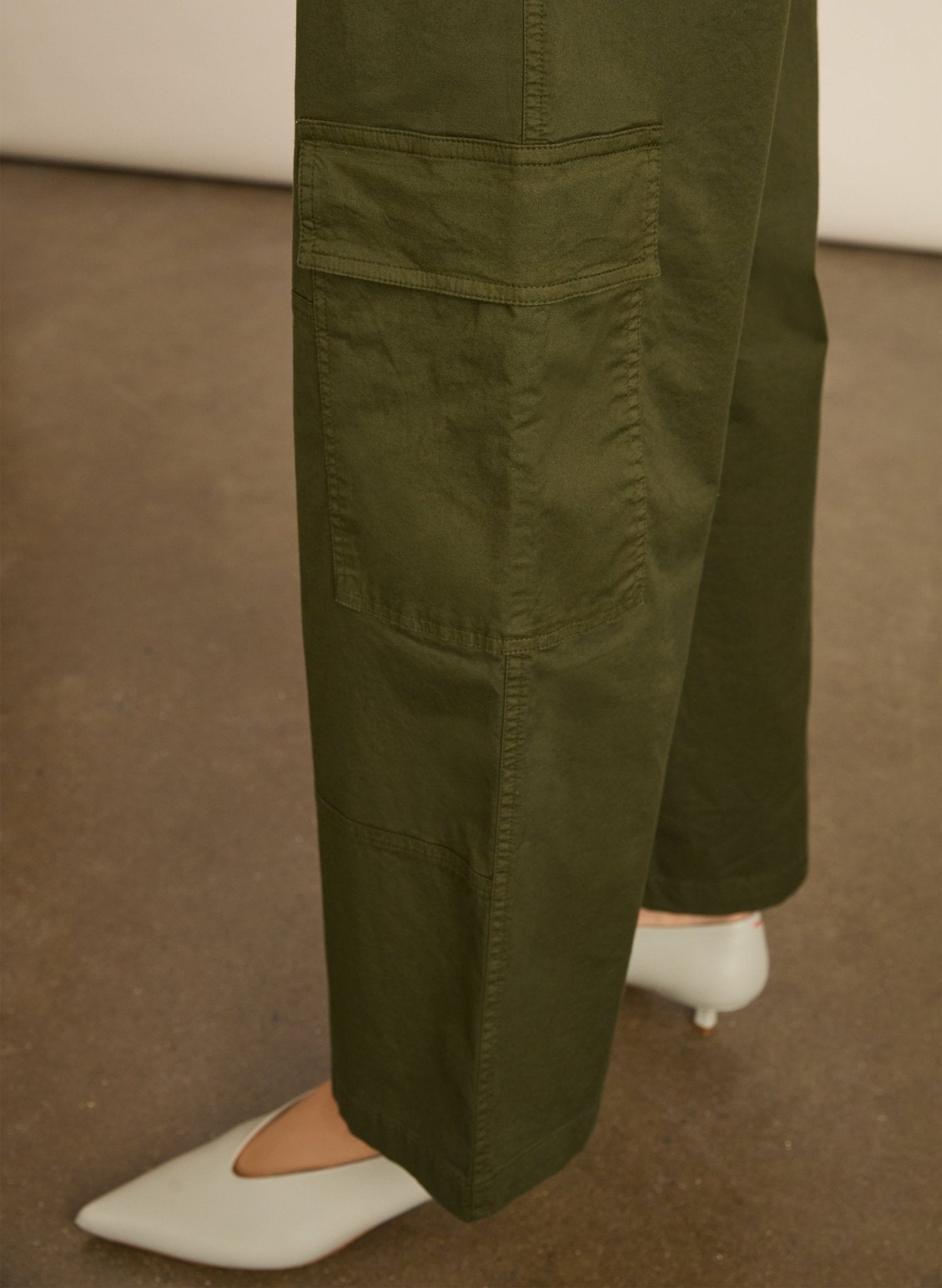 Zenya Organic Cotton Wide Leg Cargo Trousers - Dark Olive Baukjen